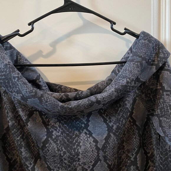 Express Snakeskin Print Off The Shoulder Fleece Sweatshirt NWT Medium - Picture 3 of 10